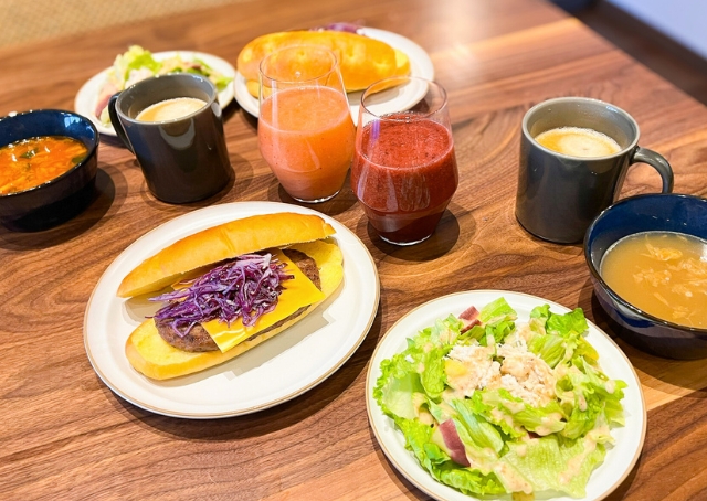 【Rakuten STAY FUJIMI TERRACE 箱根芦ノ湖】できたてのスムージーや熱々のパテをはさんだフォッカチャで充実の朝ごはん
