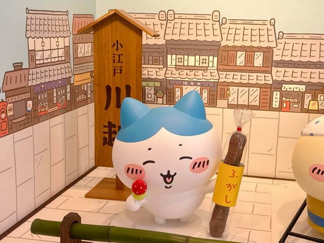 川越の食べ歩きを満喫するハチワレ。この笑顔、守りたい…！