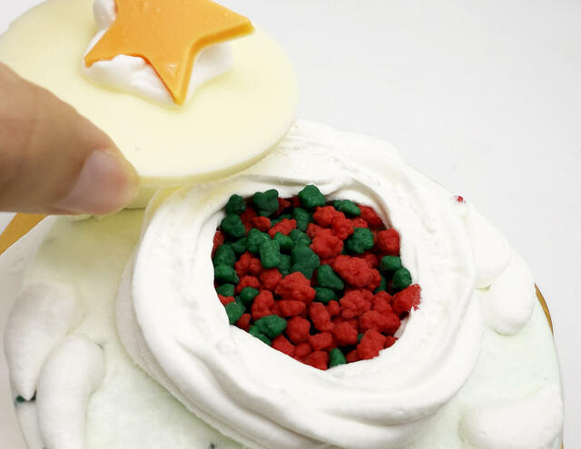 チョコプレートを外すと、なんと「ポッピングシャワー」の象徴でもあるポップロックキャンディがこんなに!