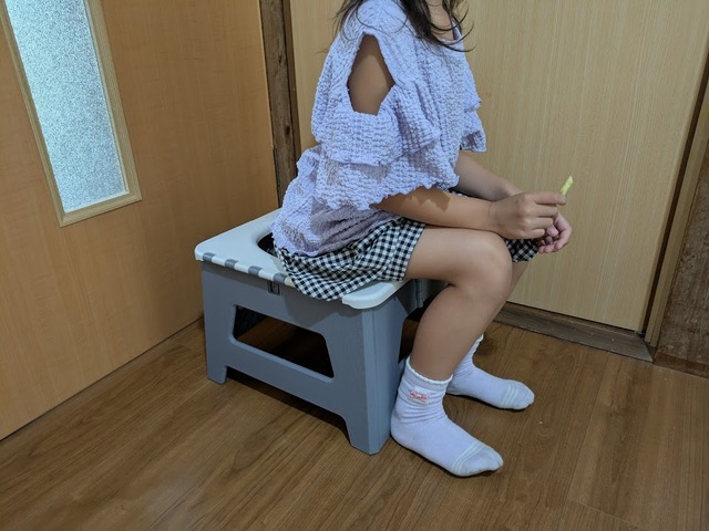 【スツーレ　ポータブルトイレ】小学1年生の子どもにはMサイズは便座の穴が少し大きく、気をつけて座る必要がありました