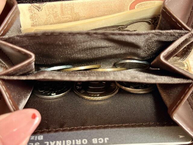 コインは種類ごとに2つのスペースに分けて収納