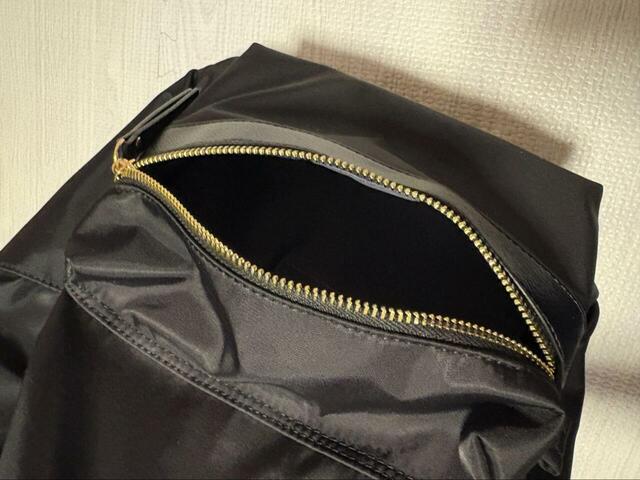 【GLOBAL WORK　撥水軽量10ポケリュックミドル】ビジネスシーンでも浮かないよう、レザー見え素材をアクセントにした上品なデザインです