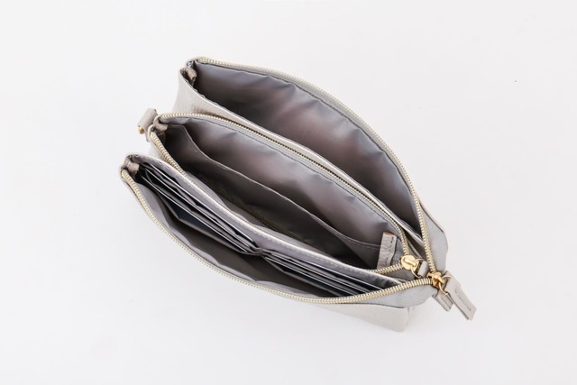 本屋さんで買えるのもうれしい「3層スマホショルダー」