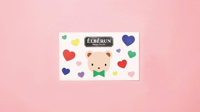 【ファミリア】「クッキー」4,320円/カラフルなハートがちりばめられたかわいらしい柄の缶と、リンクしたデザインのショップカードはコラボレーション限定デザイン