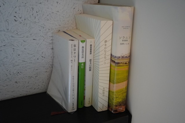 【HOTELCAFUNE】部屋には本や雑誌が置いてある