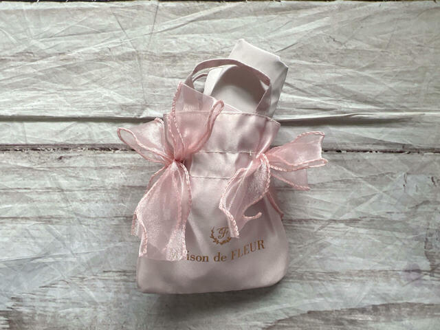 折りたたんだショッピングバッグはミニミニトートバッグに収納可能！