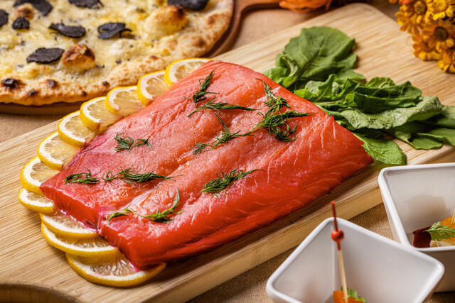 「ビーツでマリネしたサーモンカッティングサービス」＜期間：2026年3月6日〜3月8日＞【4人のシェフの“渾身の一皿”を体験できる♪新宿プリンスホテルが「4CHEFS＆CHAMPAGNE BUFFET」を3日間限定で開催！】