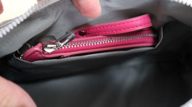【GU アウトポケットバッグ】内側に1つあるポケットはカードサイズです