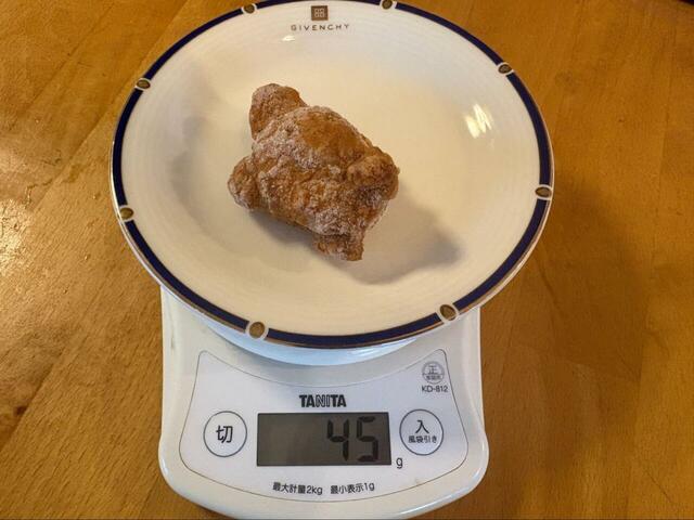 【ロピア からあげの山】1個量ってみると45g、思った以上にしっかりとした重みがありました◎