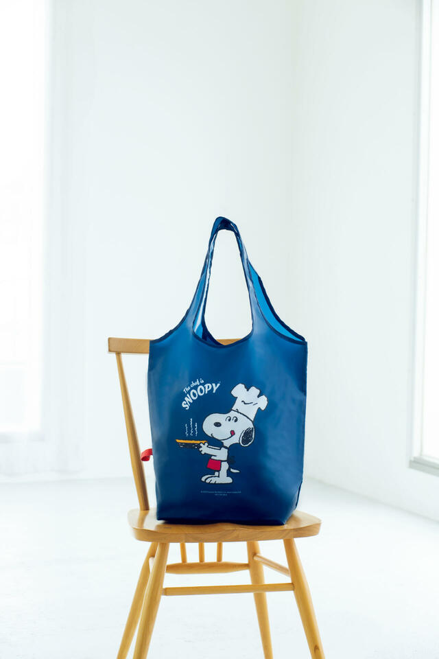 【レタスクラブ2025年12月増刊号　特別付録「ポケットつきSNOOPYでかエコバッグ」】サイズは（約）縦40×横46×マチ20cm。まとめ買いにも重宝する大容量サイズです