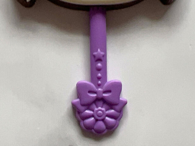 パキッとしたパープルカラーがリアルなロリポップチョコっぽさを演出！