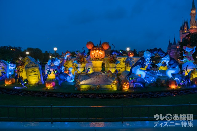 シンデレラ城前プラザのフォトロケーション 夜はまた違った雰囲気に! ｜東京ディズニーランド「ディズニー・ハロウィーン」2018年