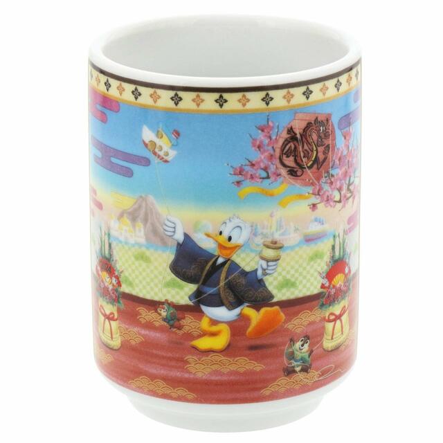 湯のみ 1,500円|お正月スペシャルグッズ|東京ディズニーリゾート40周年“ドリームゴーラウンド”|発売日:2023年12月1日(金)|販売店舗:東京ディズニーランド「ディズニー&カンパニー」、東京ディズニーシー「エンポーリオ」