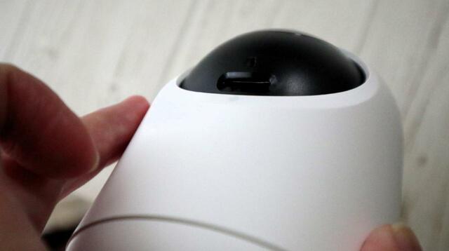 【SwitchBot 見守りカメラ 】microSDカードのスロットはレンズをぐるっと回した下にある   