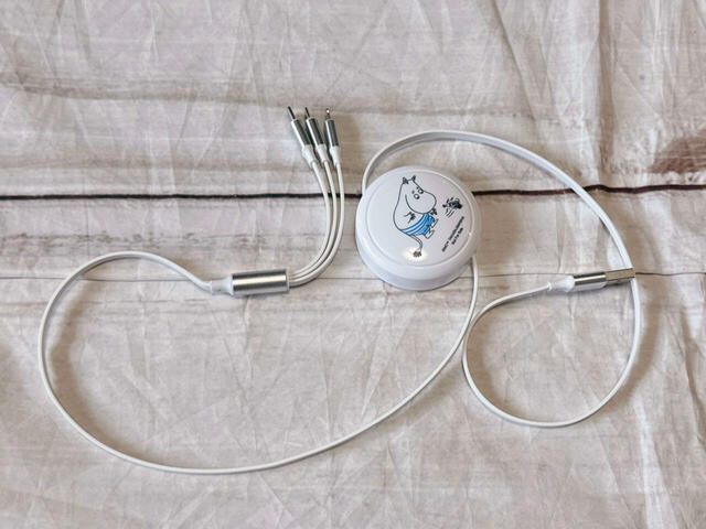 最大で全長100cmに伸びるケーブル