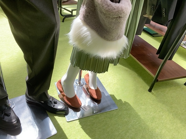 【ワークマン 雲の上パンプス スエード調】スエード調の質感が足元からエレガントさを引き立てます