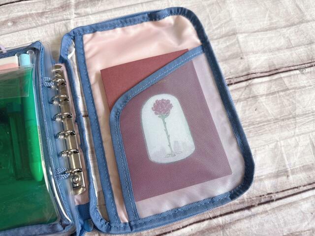 右側のメッシュポケットにはノートを収納