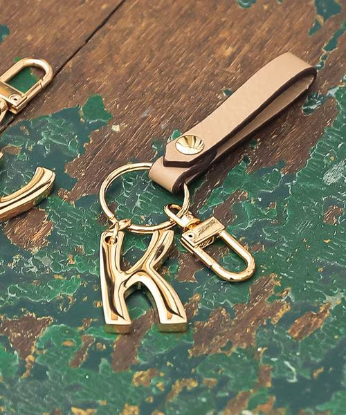 【グローバルワークのアクセサリー売上ランキング 2位】「マルチWAYイニシャルチャームM」990円（税込）