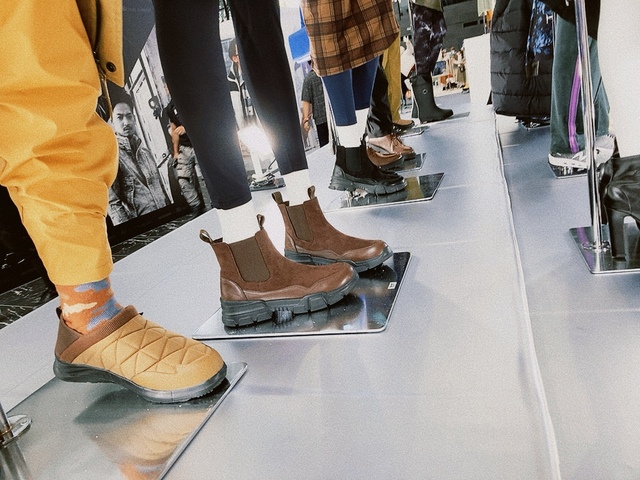 【ワークマン サイドゴアブーツ】サイドのゴアが伸びるので、簡単に着脱できます