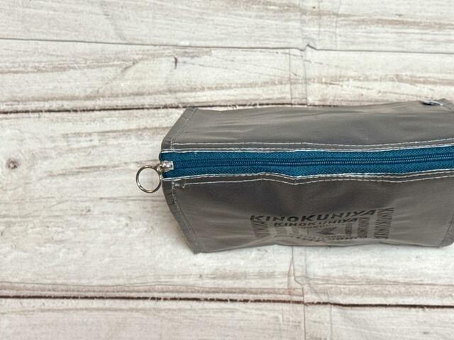 ファスナーを閉める際は、550mLのペットボトルは1本収納可能