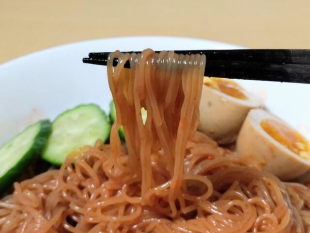 【アイ・ジー・エム 李王家ビビン麺 1480g（185g×8食） 1468円】のどごしがよい細麺に甘辛ソースがよく絡む