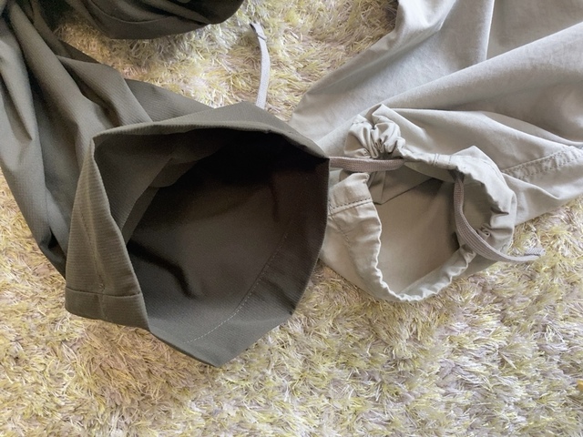 【（左）ワークマン ソロテックス使用バズライトストレッチカーゴパンツ／ユニクロ ワイドフィットパラシュートカーゴパンツ】ユニクロは裾に紐が入っています