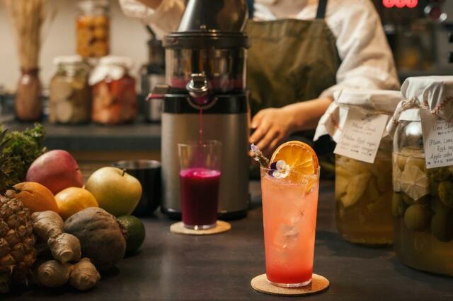 「シュラブとジュースステーション」＜期間：2025年7月6日〜＞【「16種類のホテルメイドのパン」や「体にやさしい自然派メニュー」が揃う“サンデーブランチブッフェ”開催！】