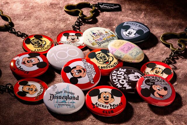 キーチェーンセット 2,400円｜サイズ：（全長）長さ約11cm｜東京ディズニーリゾート「ディズニー100」グッズ｜販売店舗：東京ディズニーランド「ギャグファクトリー/ファイブ・アンド・ダイム」、東京ディズニーシー「エンポーリオ」｜発売日：2023年2月2日（木）