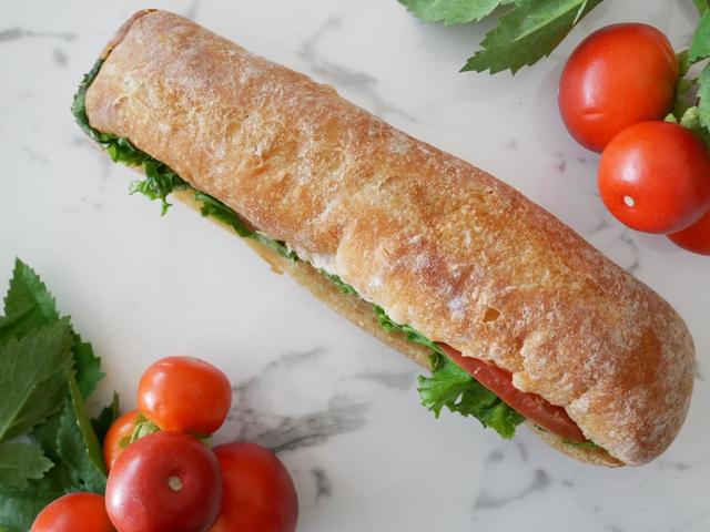 たっぷりのツナマヨネーズ、フレッシュトマト、リーフレタスがサンド。トン／496円（税込）