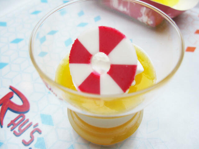 パッションフルーツ・パイナップルゼリー&バニラムース 550円、スーベニアカップ付き プラス 550円