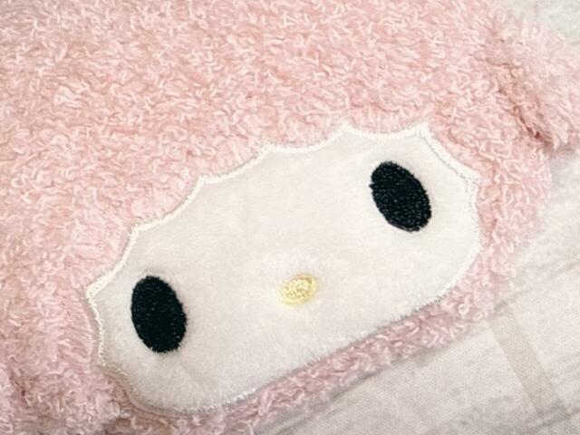 お顔の白い部分とピンクの部分の素材を変えることでピアノちゃんのふわふわ感と愛らしさをしっかり表現!オタク的にも大満足の仕上がりです…!【サンリオキャラクターズ×LOWRYS FARM】「マイスウィートピアノ ポーチ付きエコバック」