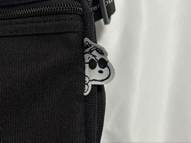 【スヌーピー ショルダーバッグ】バッグ越しにこちらを見ているようなジョー・クールのタグもかわいい♪