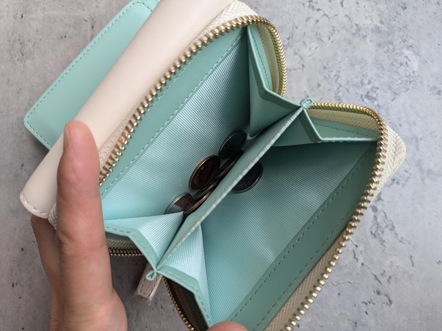 【niko and ...／オリジナル10ポケット財布】小銭入れは仕切りがあり、2カ所に分けられる仕様。マチ付きで見やすいです