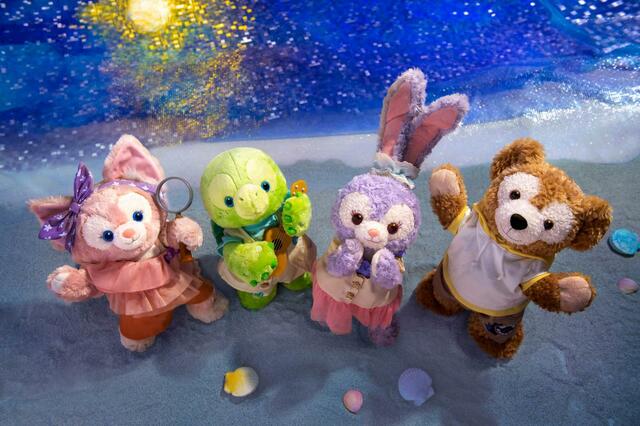 「ダッフィー＆フレンズのサマーナイト・メロディー」スペシャルグッズ｜東京ディズニーリゾート40周年“ドリームゴーラウンド”｜発売日：2023年7月3日（月）｜販売店舗：東京ディズニーシー「マクダックス・デパートメントストア」