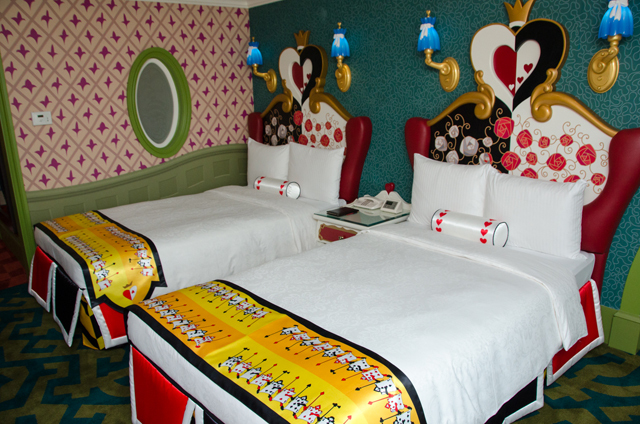 東京ディズニーランドホテル「ディズニーふしぎの国のアリスルーム」©Disney