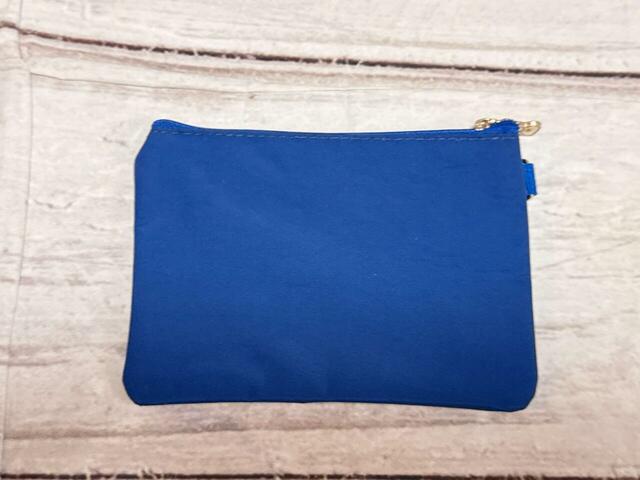 背面は装飾がないシンプルな無地