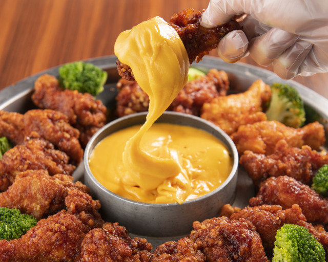 濃厚チーズにチキンをディップ! 格安食べ放題で好きなだけ♪ - うまい肉