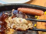 【ガスト　日替わりランチ】とろーりとろけるチーズをハンバーグ本体にたっぷり絡めて口にイン