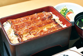 八ツ目や にしむら（巣鴨） うな重定食（上） 3200円 深みのある味わいだが濃すぎないタレで飽きることなく食べられる。肝吸い付き。