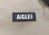 バッグ中央には、「AIGLE」とブランドロゴが記載されたタグがついている