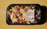 【カークランドシグネチャー リガトーニカルボナーラ 1190g 1480円】パスタとベーコンの上にチーズがどっさり