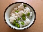 【ロピア 今日のエダマメ】さやから出してご飯に混ぜてみると、彩り豊かな枝豆ご飯になりました！