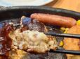 【ガスト　日替わりランチ】とろーりとろけるチーズをハンバーグ本体にたっぷり絡めて口にイン