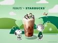 【PEANUTS™+STARBUCKS™】「ジョー カインド スヌーピー キャラメル チョコレート オーツミルク フラペチーノ®」¥707(お持ち帰りの場合)、¥720(店内利用の場合)