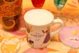 ＜ラプンツェル＞チョコクッキー風ラテ 890円（税込 979 円）／マグカップ+1,600円（税込 1,760円)）／白雲石コースター+1,200円（税込1,320円）