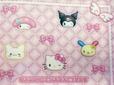 【サンリオキャラクターズ当りくじ】「21．ファイルホルダー／ピンク」ファイルホルダー表紙上段に登場しているキャラクターは、ハローキティ、マイメロディ、クロミ、はなまるおばけ、ウサハナ！