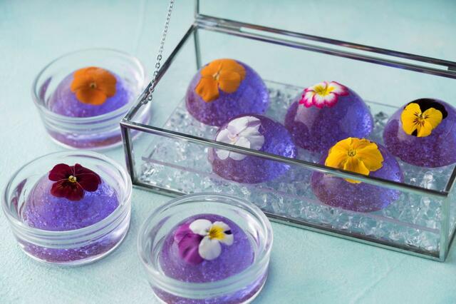 「ラベンダーゼリーのエディブルフラワー添え」イメージ【ヒルトン福岡シーホーク PEANUTS(ピーナッツ)とのコラボレーションスイーツビュッフェ「SNOOPY’s Beach Party」】