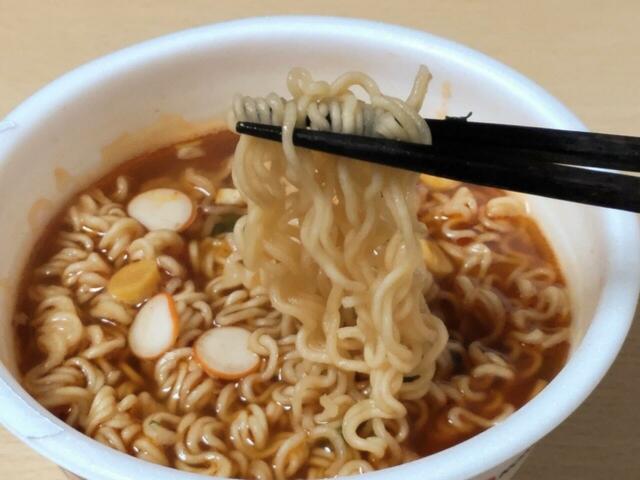 【農心ジャパン ユッケジャンカップラーメン 12個 1058円】細めの縮れ麺に旨辛いスープがよく絡む