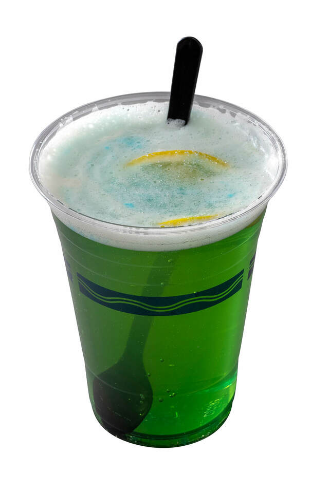 ビアカクテル（レモンジンジャーシロップ＆ブルーシロップ） 780円｜東京ディズニーリゾート40周年“ドリームゴーラウンド”スペシャルメニュー