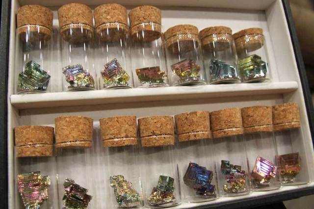 瓶詰めにされた結晶も可愛らしいです。